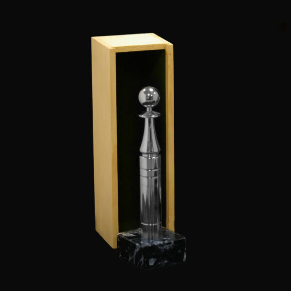 Quille militaire argent sur socle