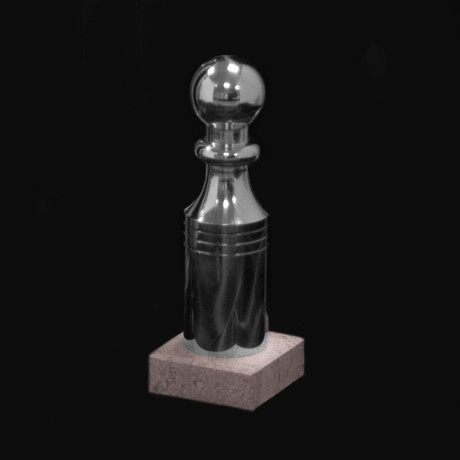 Modèle de quille standard sur socle en pierre couleur argent